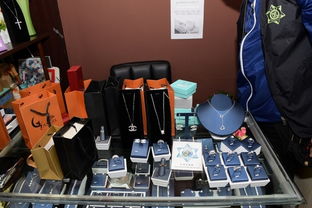 海關(guān)重拳出擊破獲網(wǎng)絡(luò)銷售假冒首飾案 一名本地女子涉嫌售賣美容美發(fā)飾品被捕